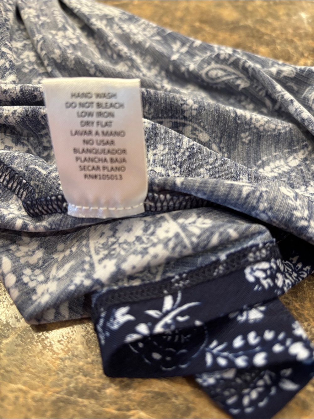 Dear Scarlett Women's Navy Paisley V-Neck Tunic Top. Medium - Picture 8 of 8